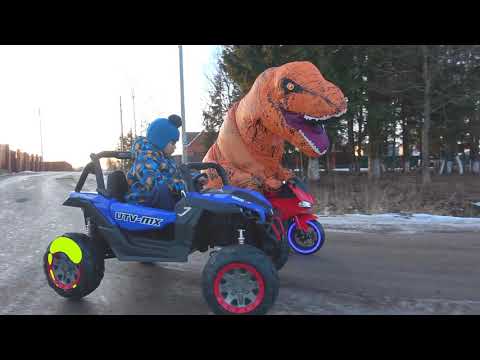 Dinosaur climbed on the Tractor and Cars Baby helps and feeds the Dinosaur