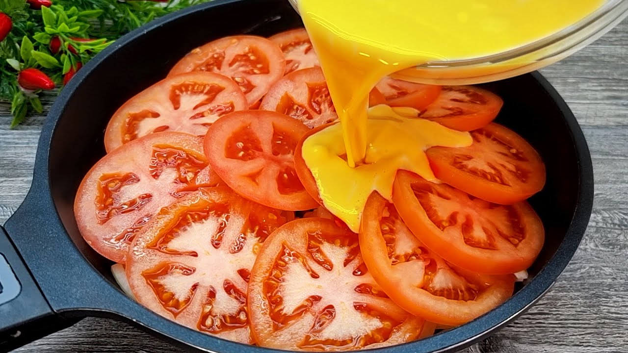 Gießen Sie einfach das Ei auf die Tomaten und das Ergebnis wird erstaunlich sein! Sehr einfach