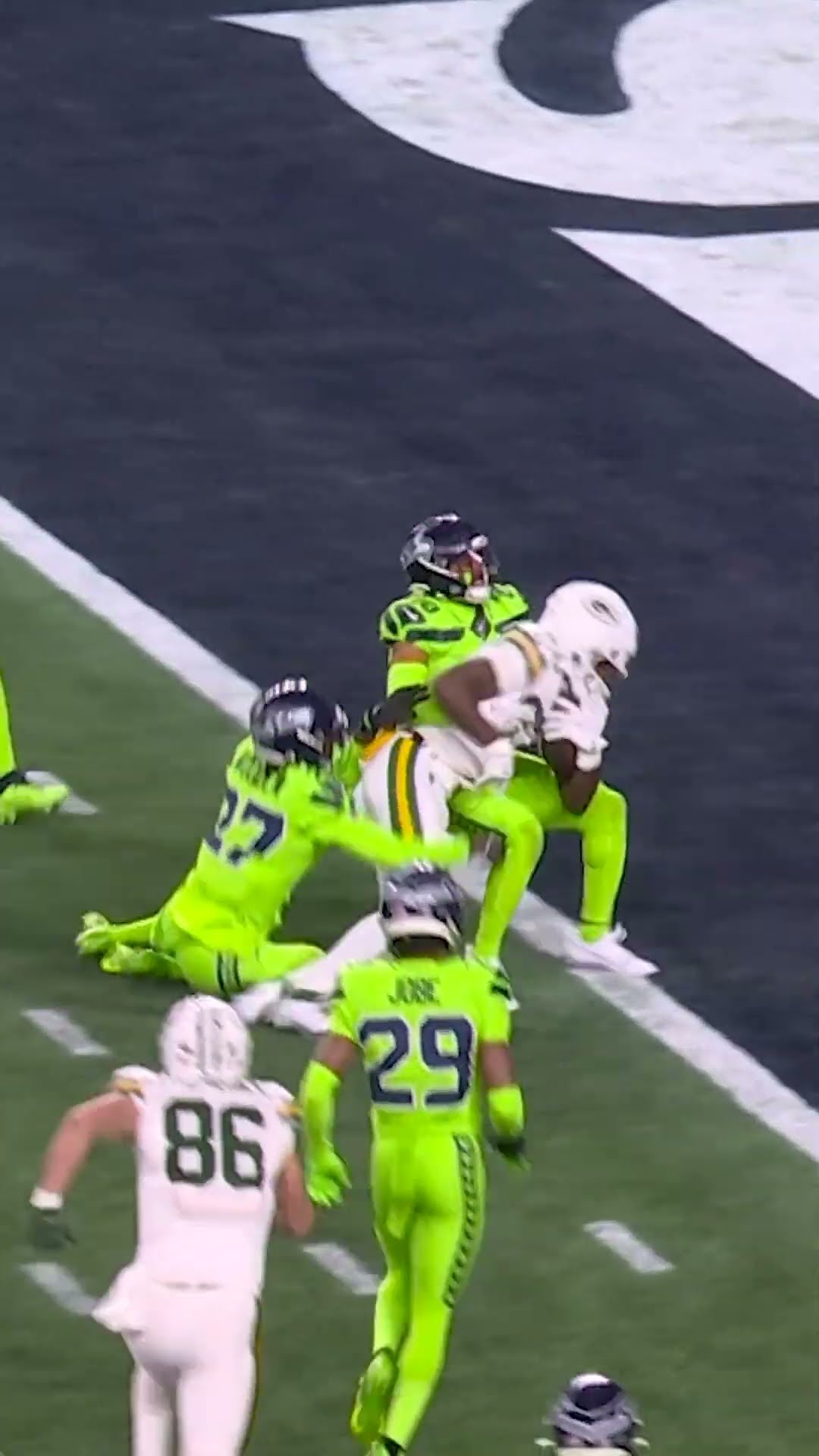 ROMEO DOUBS PUSHES HIS WAY INTO THE END ZONE ?‍?