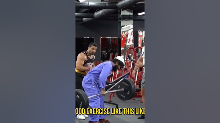 عامل نظافة يرفع الاثقال بيد واحدة  😄