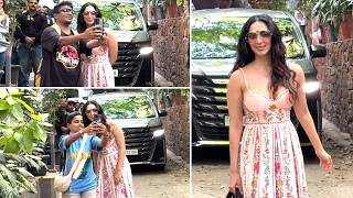 Kiara Advani Looks Absolute Stunning In A Floral Dress, Take Selfie With Fans screenshot 1
