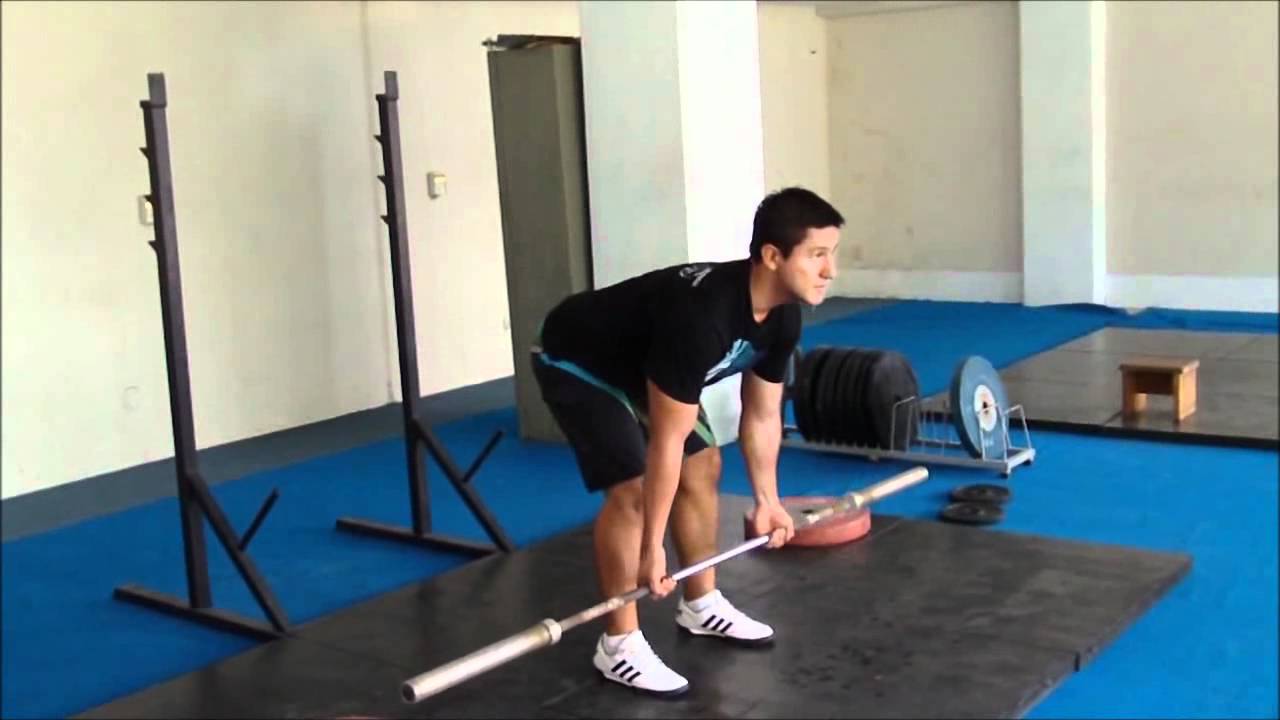 Ejercicio remo con barra de pie