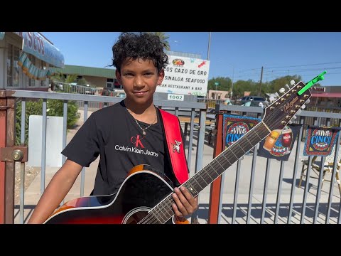 Este niño de 11 años ya se gana la vida cantando en los restaurantes