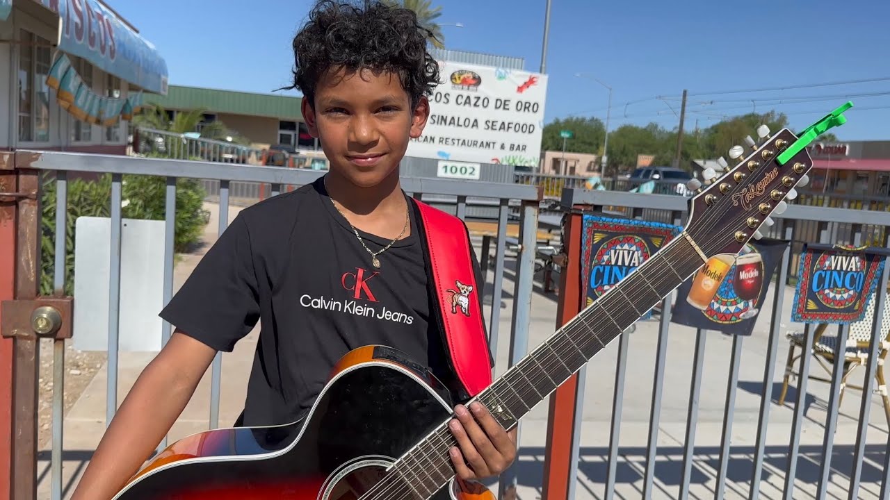 Este niño de 11 años ya se gana la vida cantando en los restaurantes
