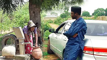 Wannan yarinya mai aiki tukuru a gefen hanya ta sace zuciyar Ali Nuhu a karon farko- Hausa Film 2021