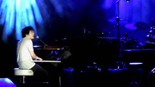 Watch Jamie Cullum Singing In The Rain video
