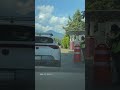 Policía improvisa pluma con cuerda y cono por falla en caseta de Oaxaca