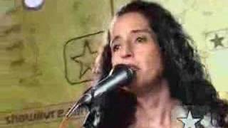 Fernanda Porto toca 'Sambassim' no Estúdio Showlivre