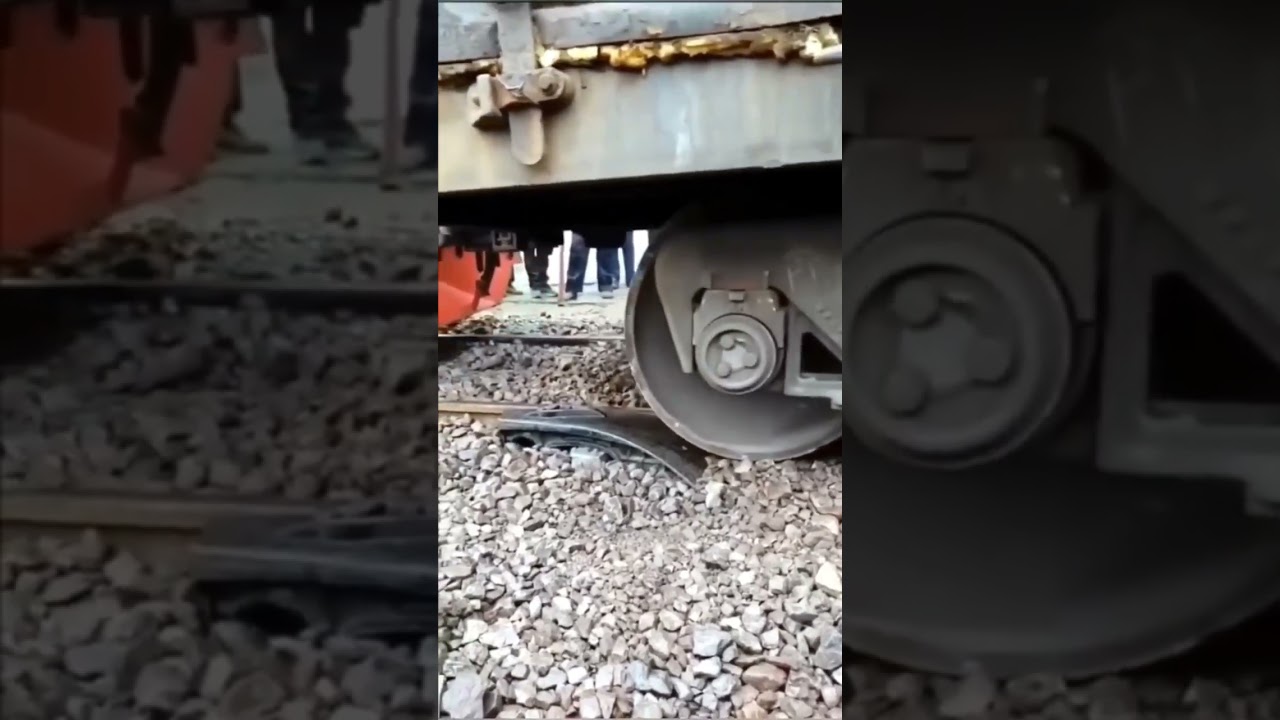 OMG😱Train Derail होने पर Track पर केसे  लाया जाता है🤔🤔 