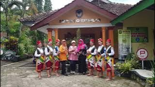 Tari Badui Kolaborasi Mahasiswa PK dengan Murid SMP