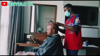 Kenya’s Top comedian Jalang’o enjoying the services of his personal barber at his balcony 🔥🔥🔥