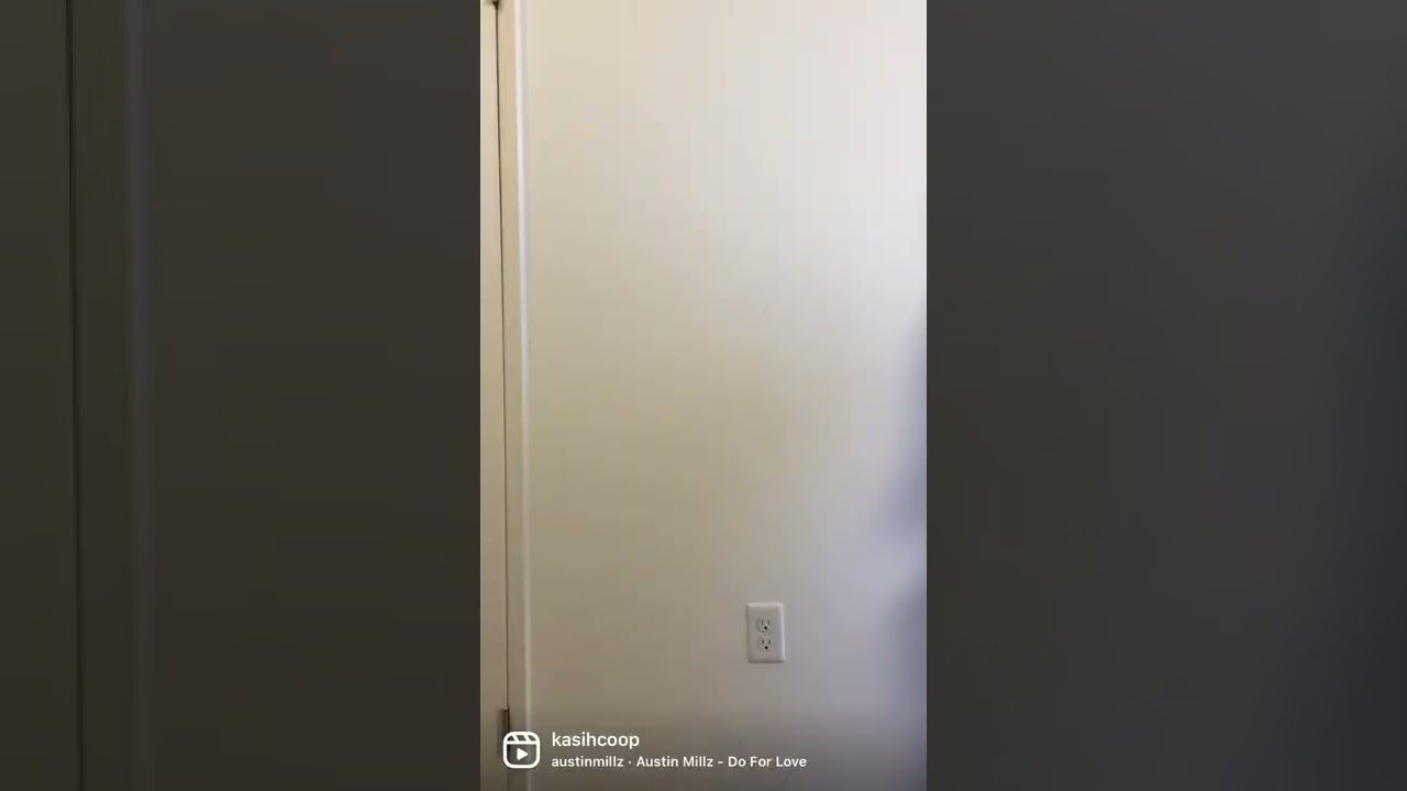 Same Batik Scarf 🧣 different continents 😉 Here’s how I style Batik in the US vs in Indonesia!...