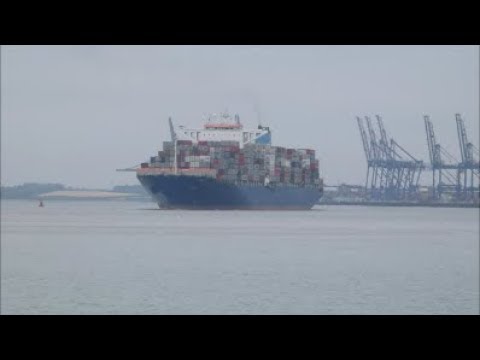 Dali Breaks Away From Felixstowe Berth 6 With The Assistance Of Svitzer Shotley 12Th July 2018