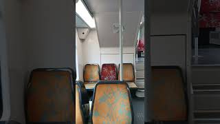 Un étranger sans emploi près de Paris prend le RER pour se rendre à la bibliothèque ouverte
