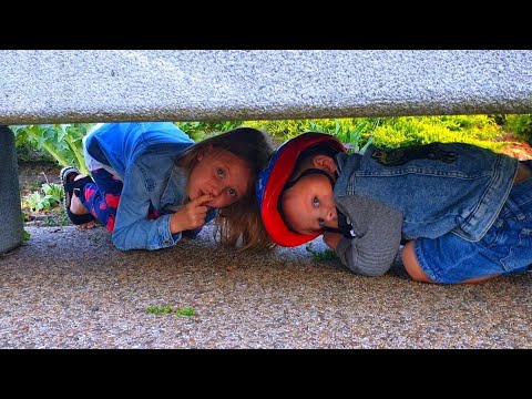 Эльвира и братик НА ПЛОЩАДКЕ Игры в ПРЯТКИ для малышей новое