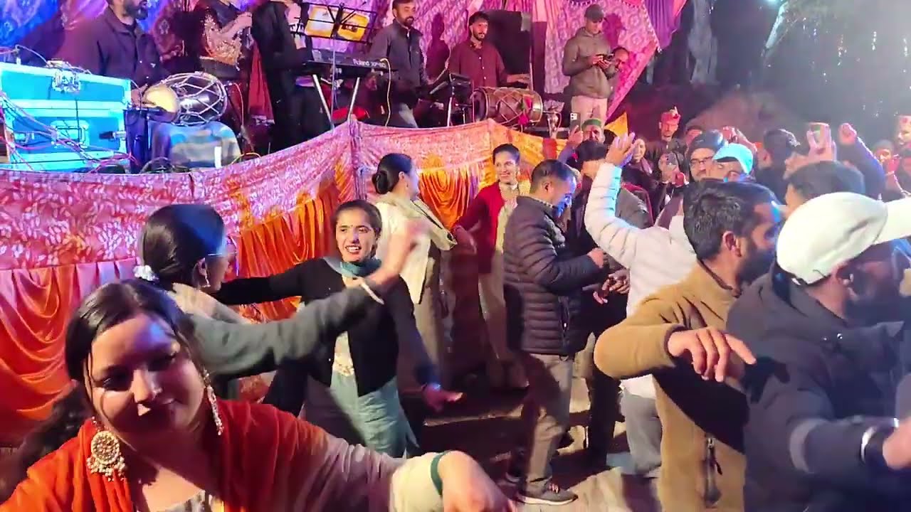 “Himachali Naati Dance With Paddari Song | Pahadi Culture Vibes 💃🕺”