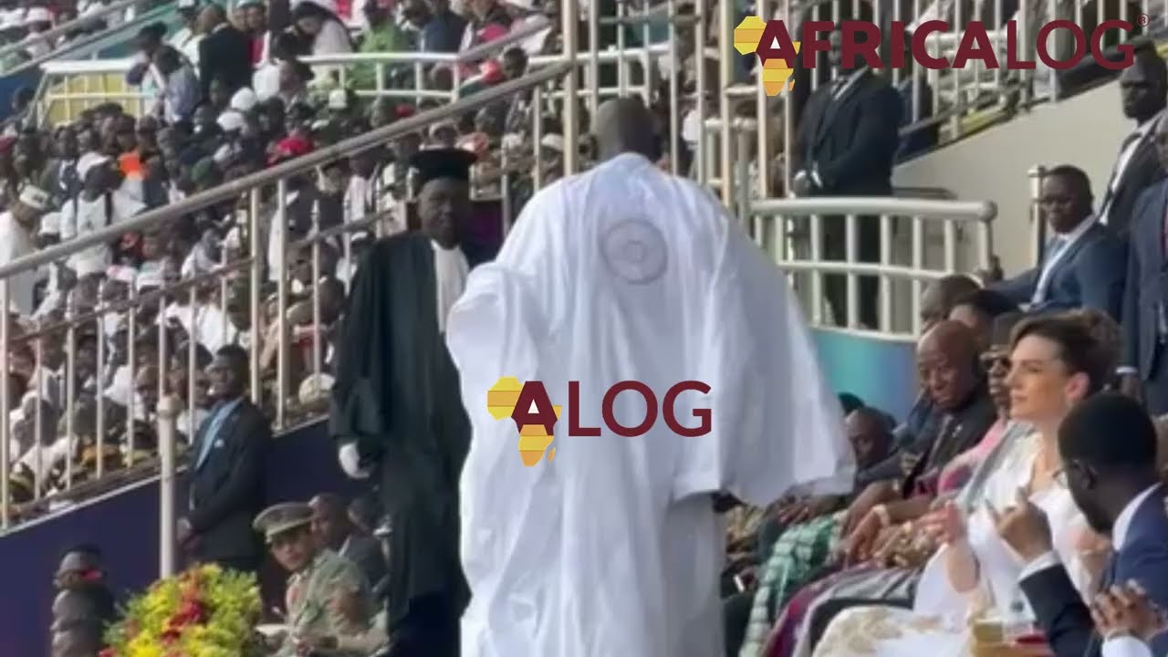 Le général Mamadi Doumbouya en chemin pour prendre les armoiries du pouvoir.