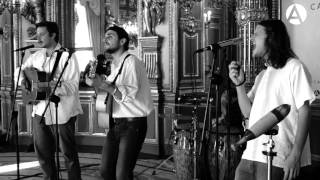 Video thumbnail of "Club del Río - Abrázame - Música en Palacio"