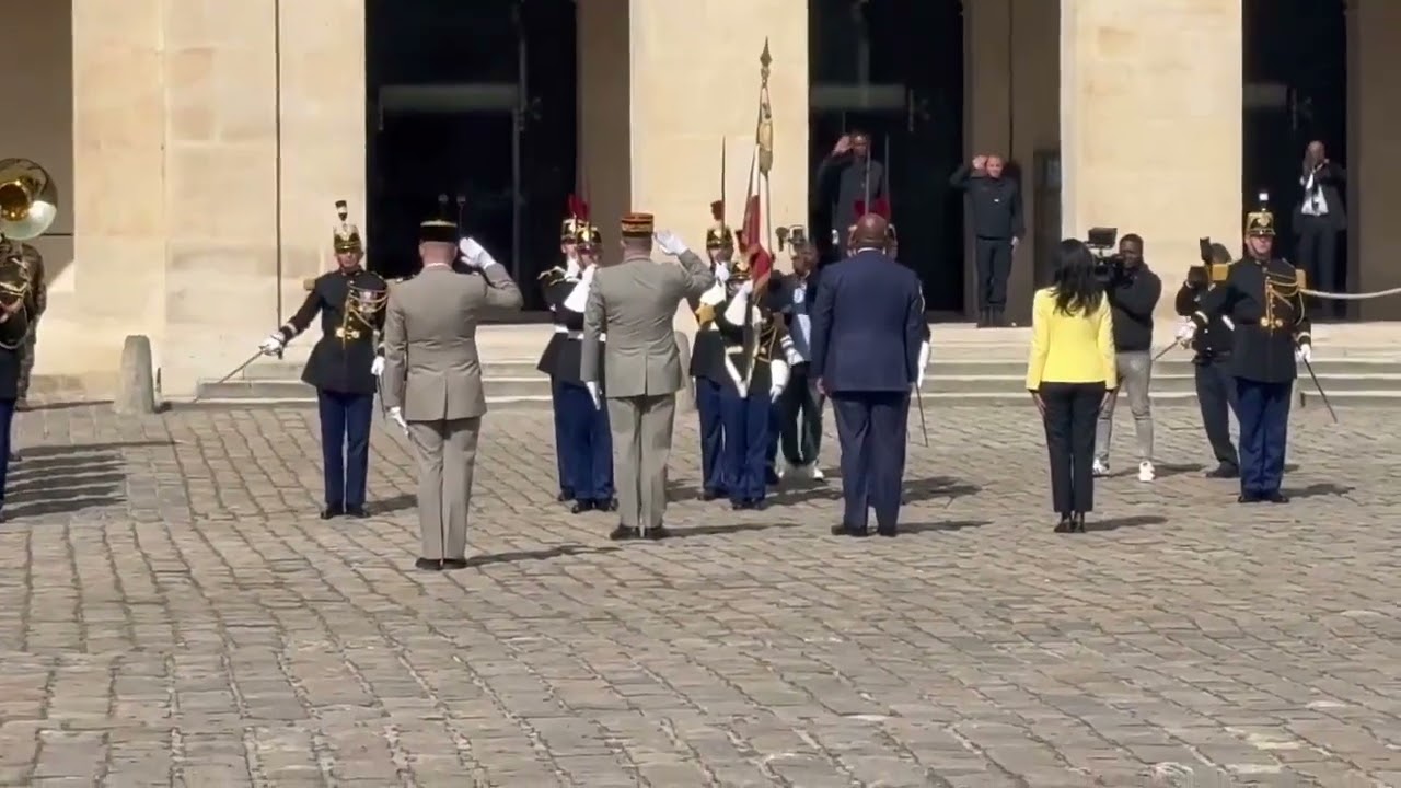 Debout Congolaissur le sonde lagarde rpublicaine franaise retentit aucur dela placedes invalides