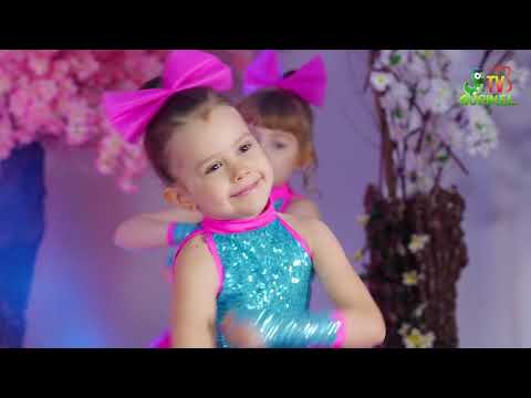 Video: N Vrou Met Die Voorkoms Van 'n Barbie Het 'n Kind Oortuig Om Plastiese Chirurgie Te Ondergaan Ter Wille Van Pragtige Foto's