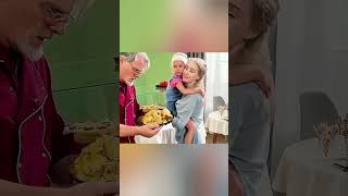 Die freundliche Handlung der Mutter veränderte den strengen Großvater.