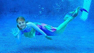 La petite sirène dans la piscine pour cinq enfants 🧜🏼‍♀️👸🏻