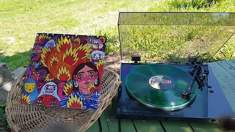 BENEE - Glitter (2020) [Vinyl Video]