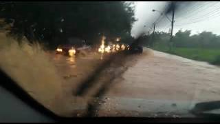 Chuva alaga Rodovia dos Metalúrgicos