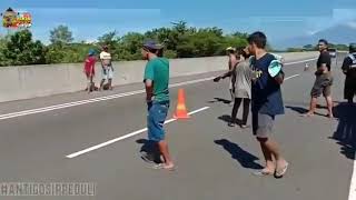 Sam p trok peduli ada kecelakaan dia mencoba bawa truck fusoo