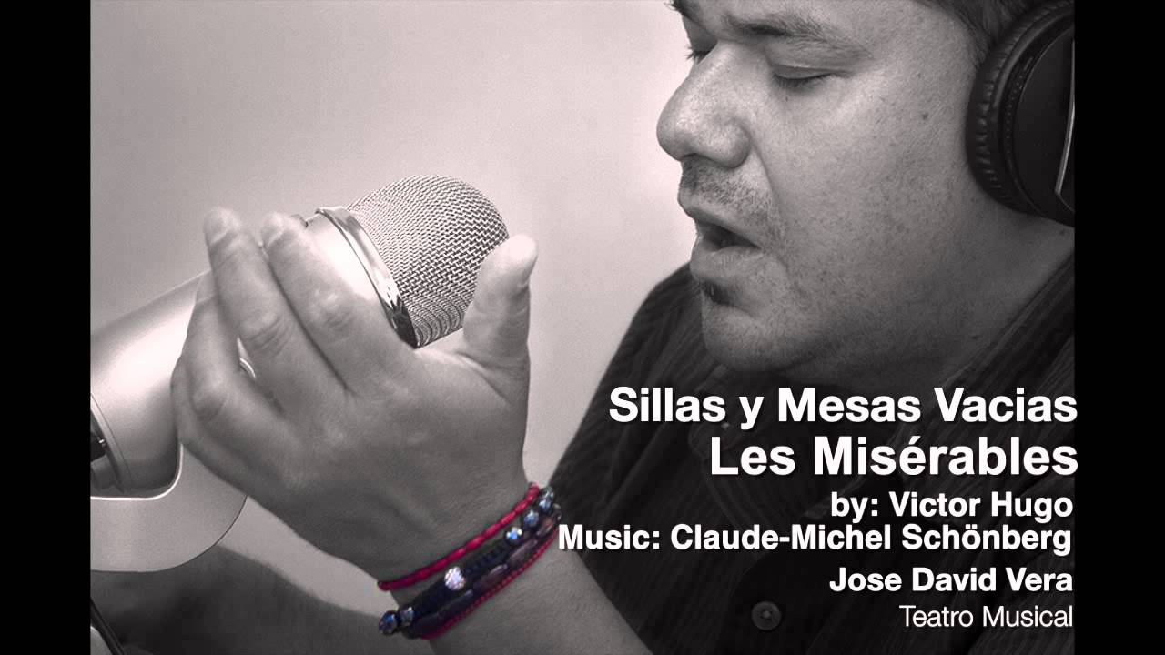 sillas y mesas vacías