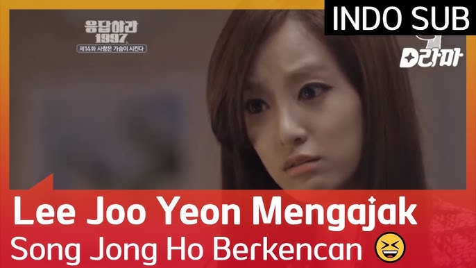 U uning ogziga siylaydi va uni yalaydi.