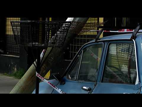 El viento tiró un poste de luz en una casa