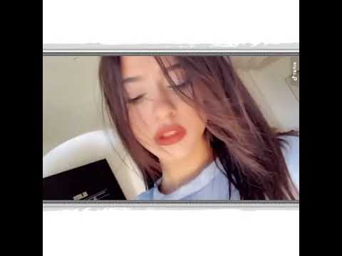 اغنية انا في حاجة هتجنني لي بضحك وانا بقرا كلامنا