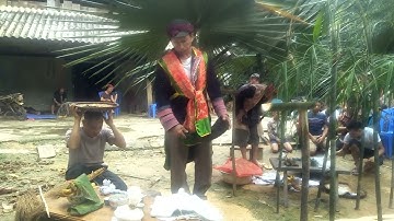 then quan đang làm nghi lễ giải hạn của người dao dân tộc văn bàn