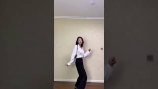 Bella Ragazza Cinese Che Balla 23012022