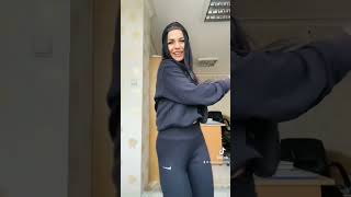 Göbeği Açık Dar Taytlı Esmer Hatun Çok Fena Kıvırtarak Oynuyor Şfet