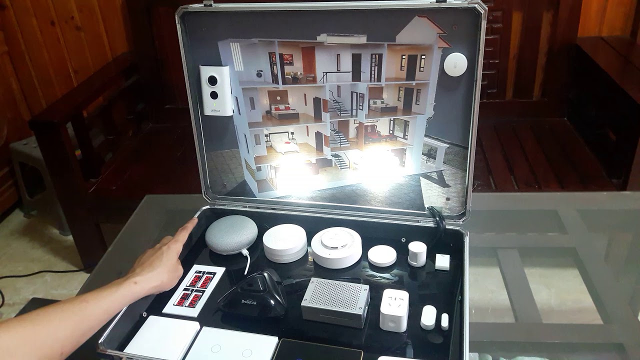 Demo căn smart home thu nhỏ trong chiếc vali - YouTube