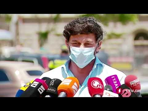 კახა კალაძე აცხადებს, რომ პირს, რომელიც მას მაისურის შემოხევაში სდებს ბრალს, მაისურს ჩუქნის