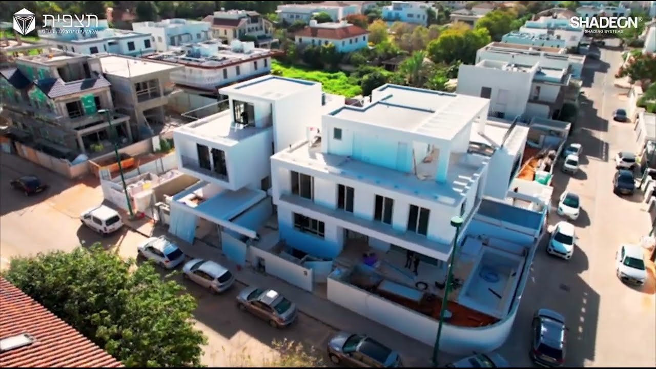 ‏CASE STUDY | שלושה בתים בהוד השרון | מעטפת מבנה, אלומיניום והצללה