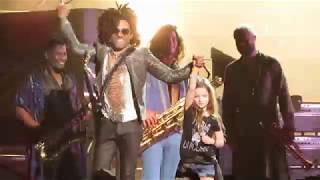 Lenny Kravitz takes a little girl up on stage in Budapest - 03/06/2018