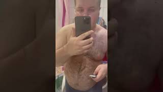 Что делает этот голый мужик в ванной один без женщины?