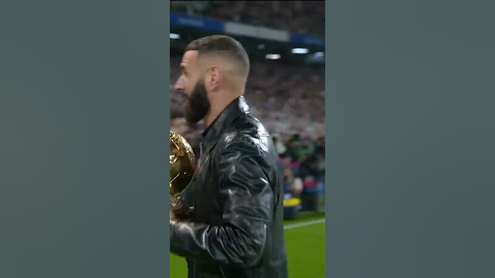 🏆⚽️ Karim Benzema présente son Ballon d'Or au Santiago Bernabéu accompagné de Zidane et Modric !