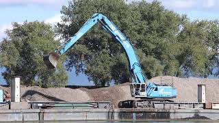 Sennebogen 870R digs gravel out of the water