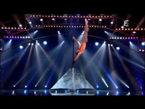 Dominic Lacasse - Homme drapeau The Flag Man - Plus grand cabaret du monde - acrobate, chinese pole