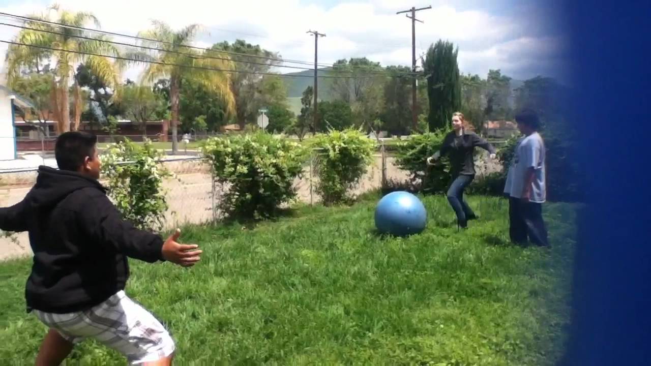⁣Woodlake randomness: the death ball