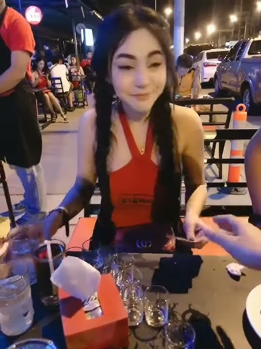CEWEK CANTIK MINUM