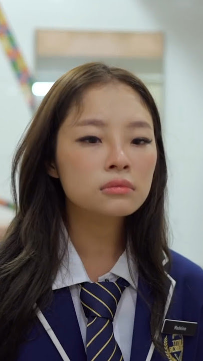 How girls use public toilets 🤔