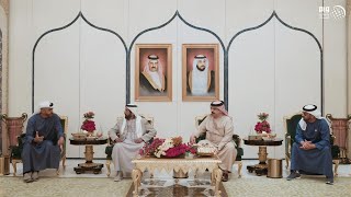 ملك البحرين يستقبل محمد بن زايد وحمدان بن زايد وطحنون بن محمد في مقر إقامته