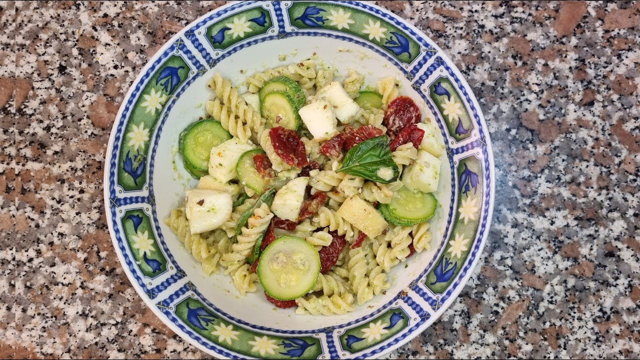Pasta al pesto di zucchine con POMODORI SECCHI E MOZZARELLA ...