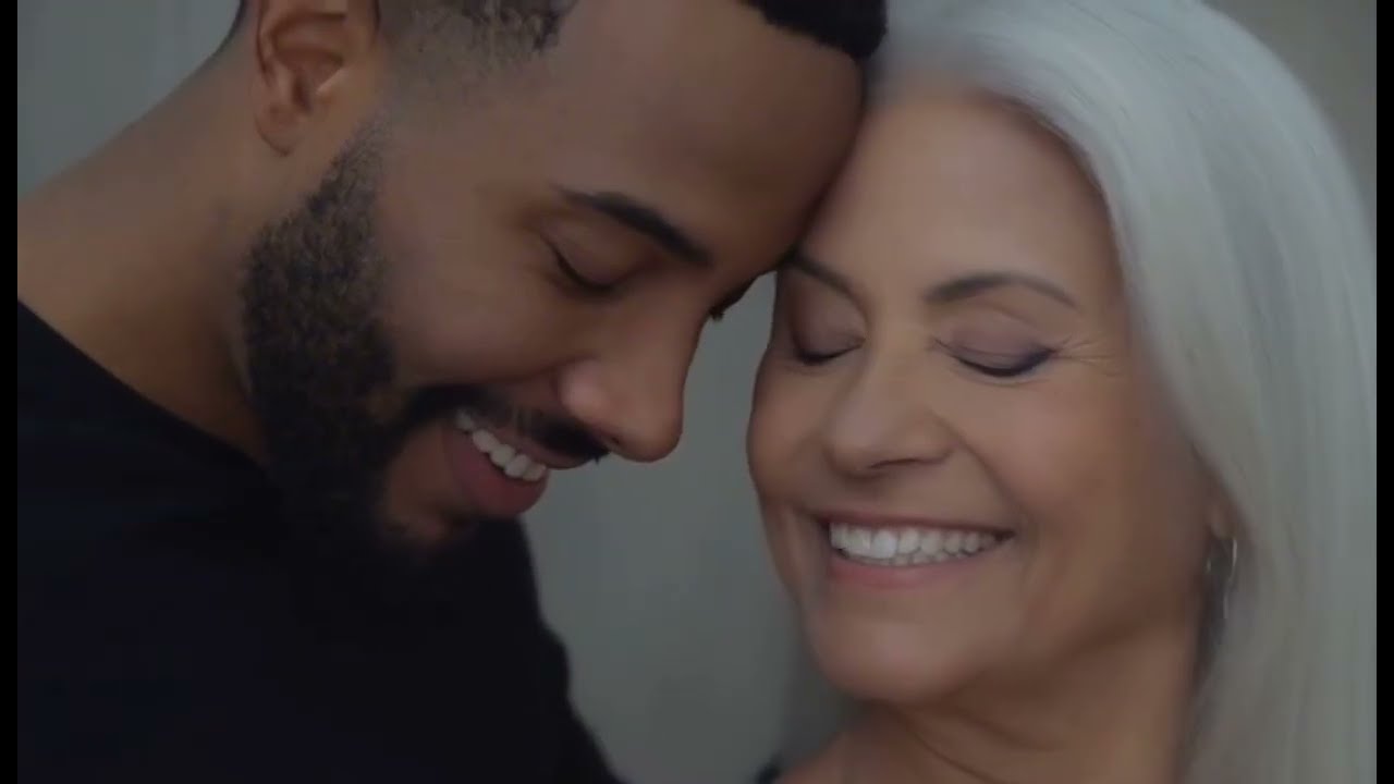 La mère (52 ans) de mon ami m'a coincé dans le lit conjugal pendant que son mari mourait